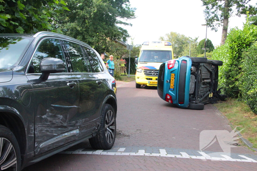 Vrouw bekneld bij ongeval in woonwijk