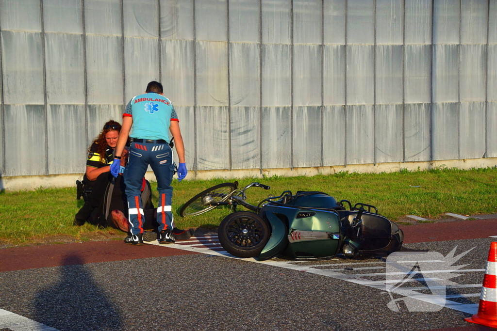 Scooterrijder en fietser hard ten val na botsing