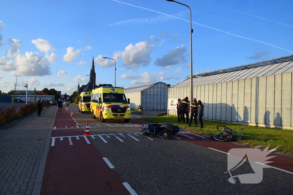 Scooterrijder en fietser hard ten val na botsing