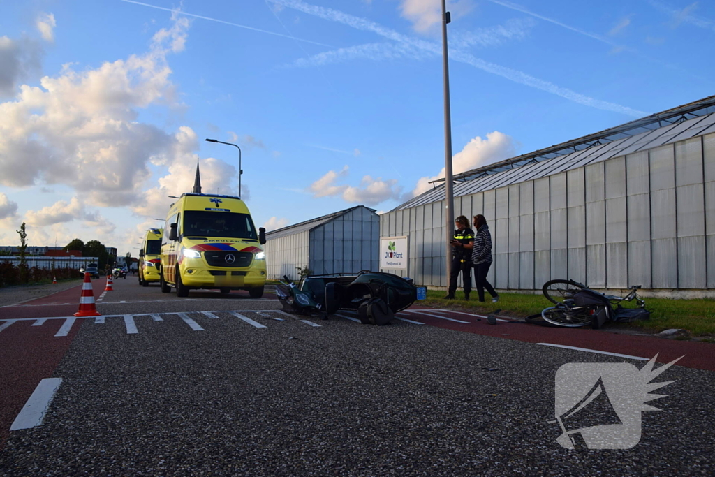 Scooterrijder en fietser hard ten val na botsing