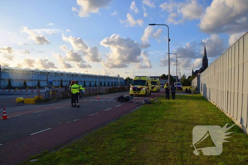 Scooterrijder en fietser hard ten val na botsing