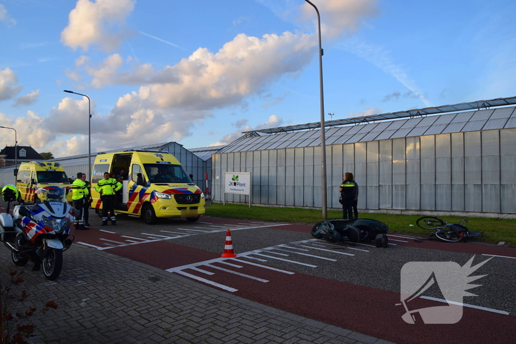 Scooterrijder en fietser hard ten val na botsing