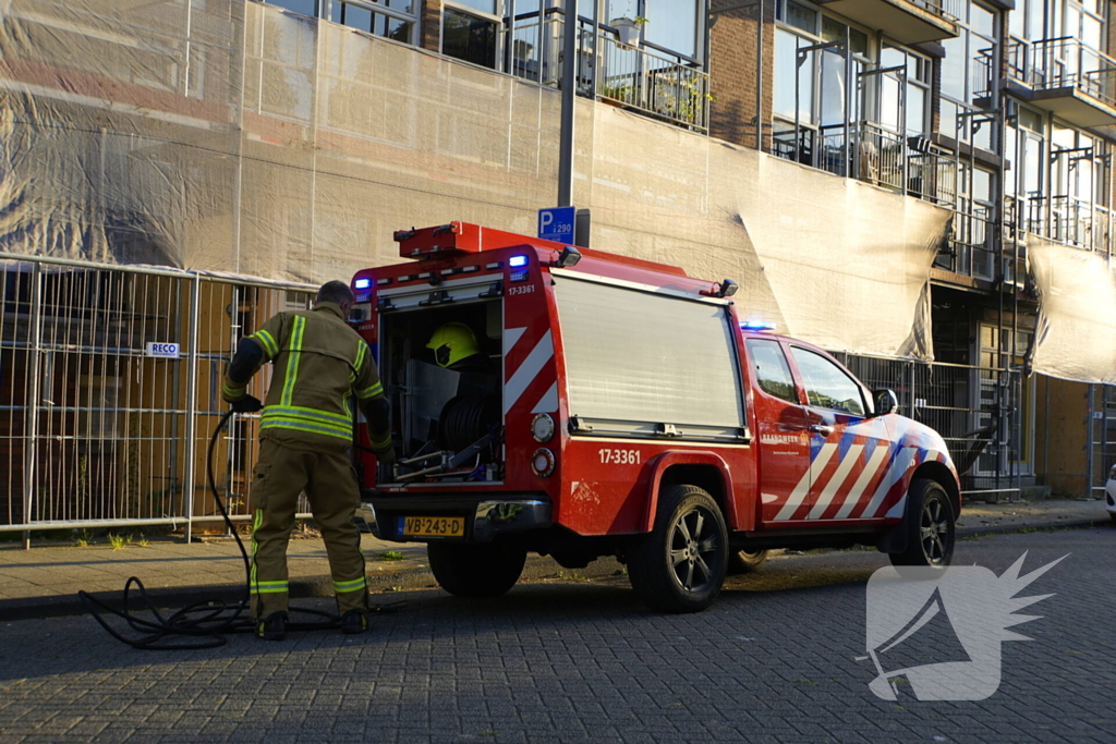 Brand tegen gevel snel onder controle