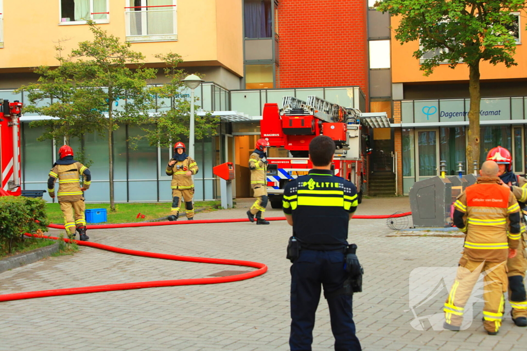 Brandweer lange tijd bezig met brandbestrijding in gebouw