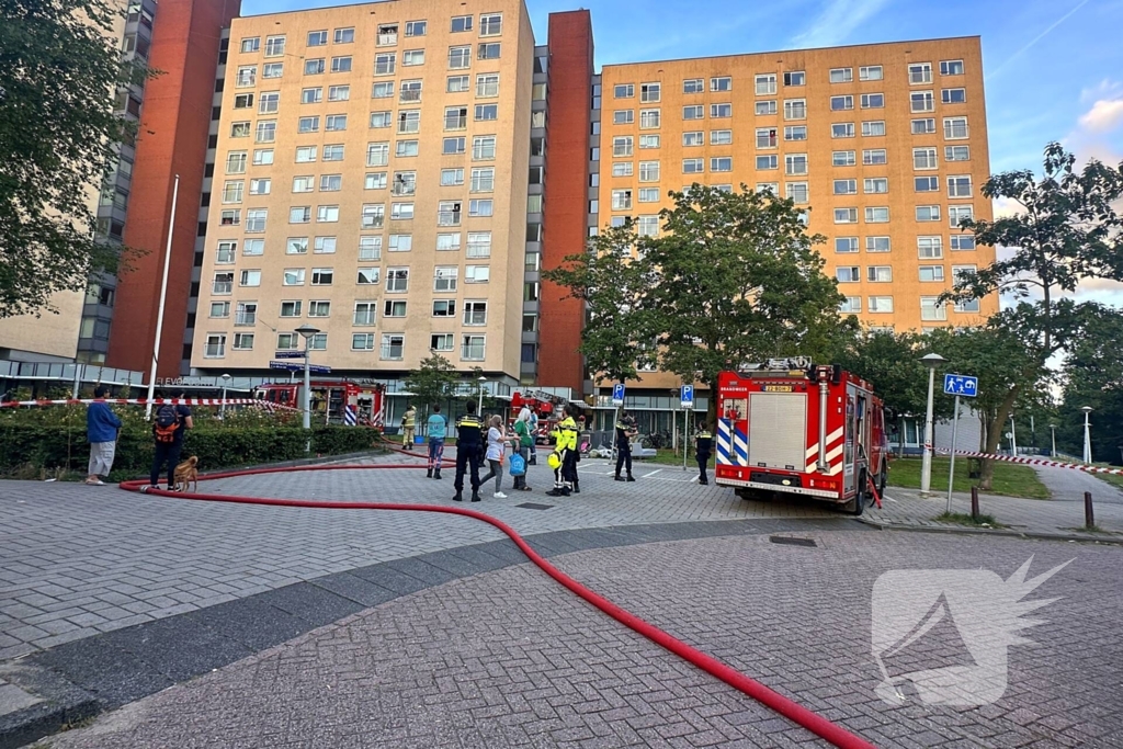 Brandweer lange tijd bezig met brandbestrijding in gebouw