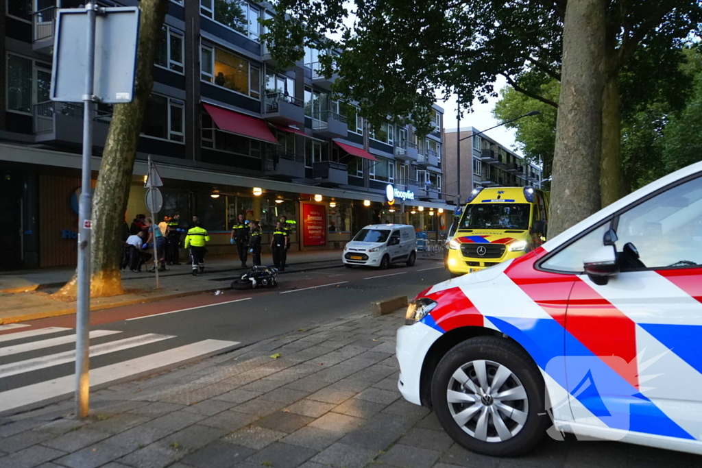 Motorrijder hard ten val na botsing, traumateam ingezet