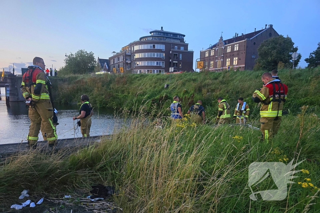 Brandweerduikers zoeken naar mogelijke drenkeling