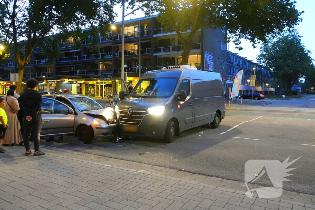 Gewonde na botsing tussen auto en bestelbus