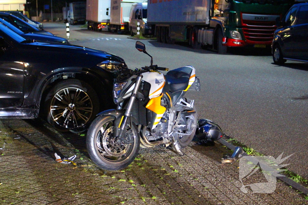 Motorrijder zonder rijbewijs botst tegen personenauto