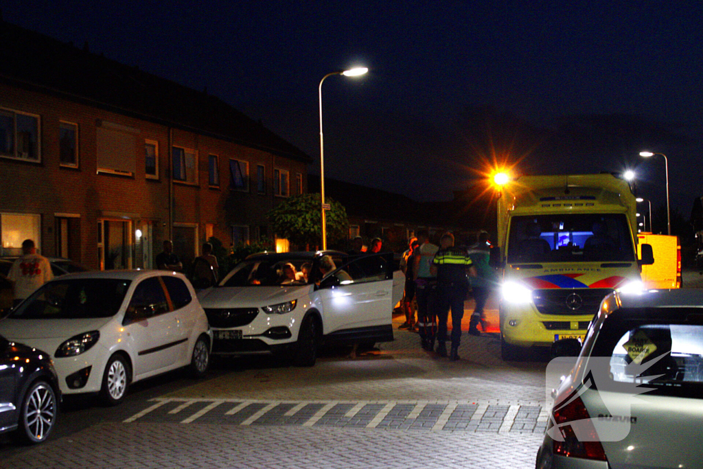 Automobilist botst tegen geparkeerde auto