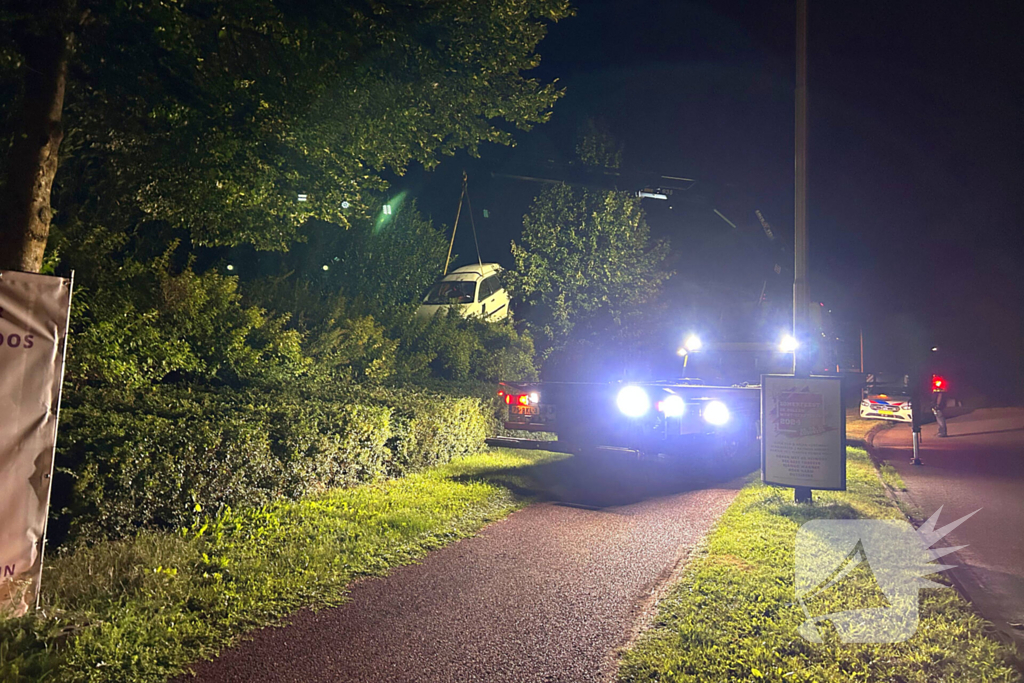 Auto ramt lantaarnpaal en eindigt in bosschages