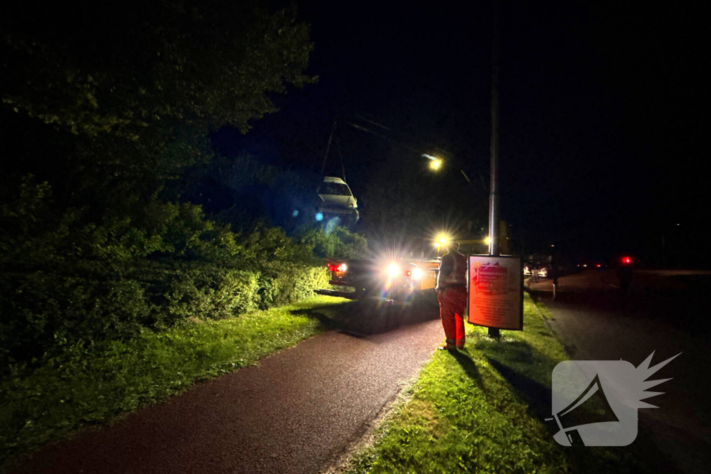 Auto ramt lantaarnpaal en eindigt in bosschages