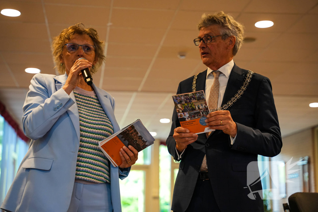 Burgemeester overhandigd vernieuwde activiteitenbrochure voor senioren