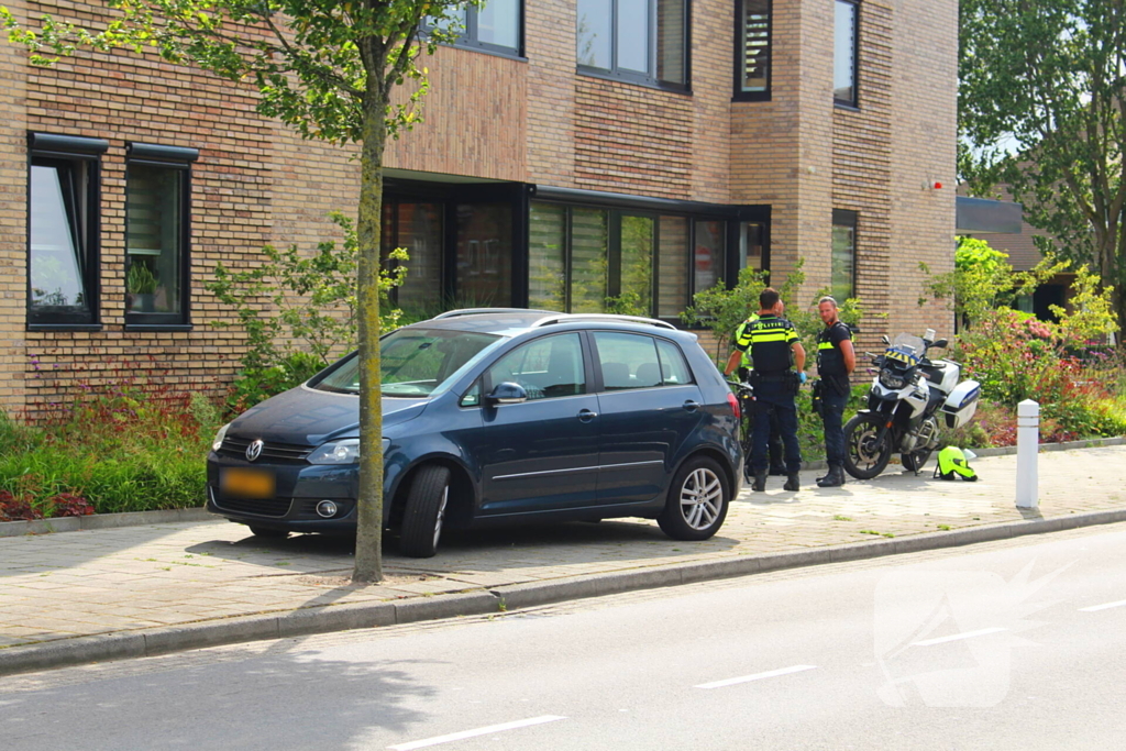 Automobilist botst met fietser