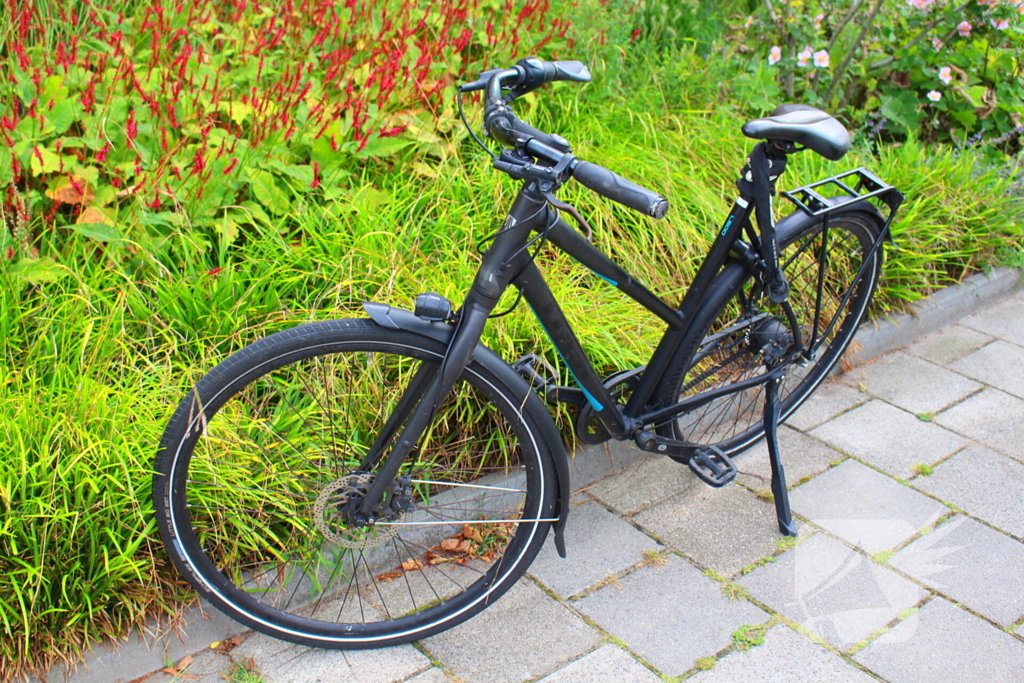 Automobilist botst met fietser