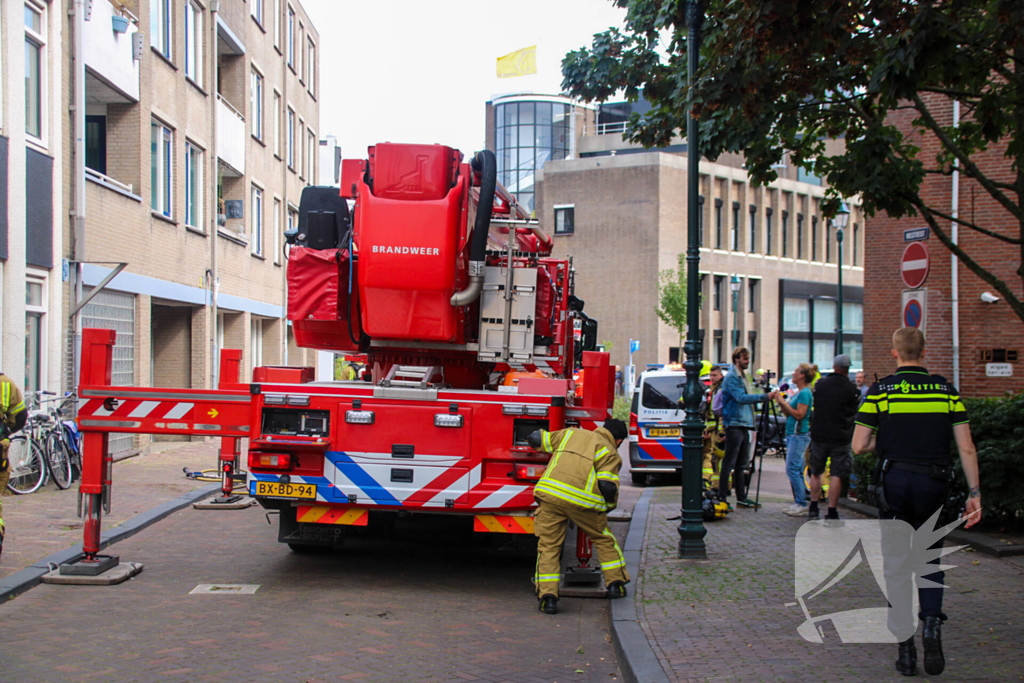 Veel rookontwikkeling bij brand op dak bij portiekwoning