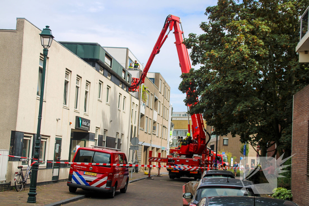 Veel rookontwikkeling bij brand op dak bij portiekwoning