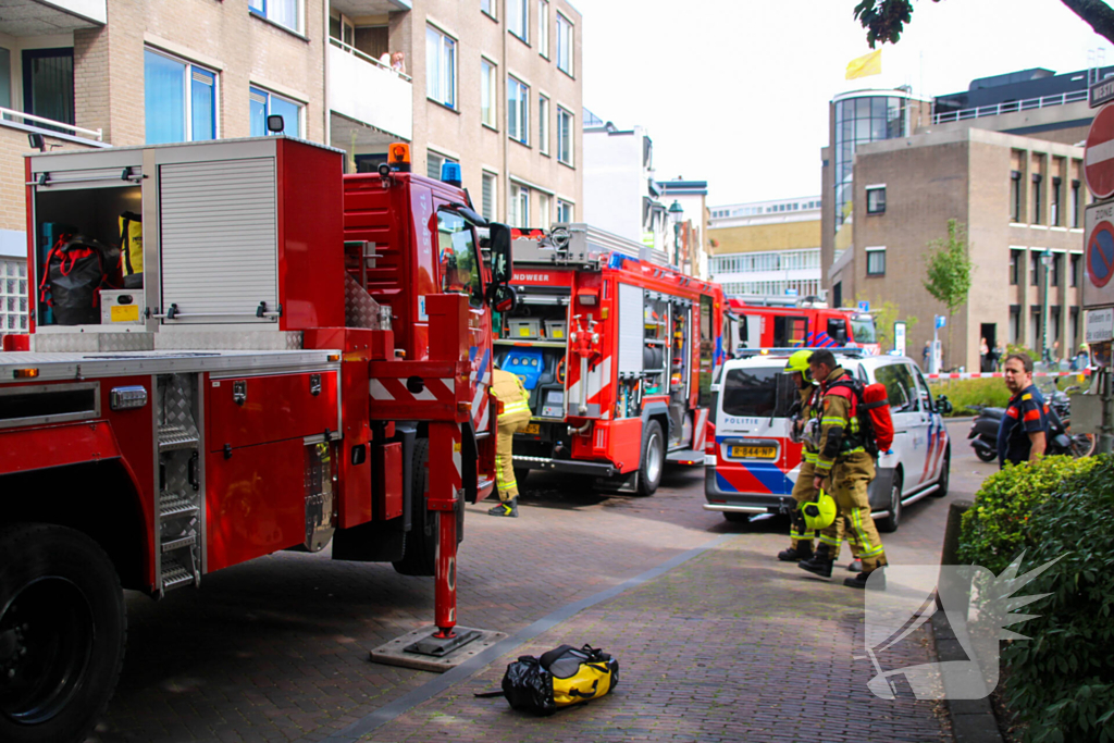 Veel rookontwikkeling bij brand op dak bij portiekwoning