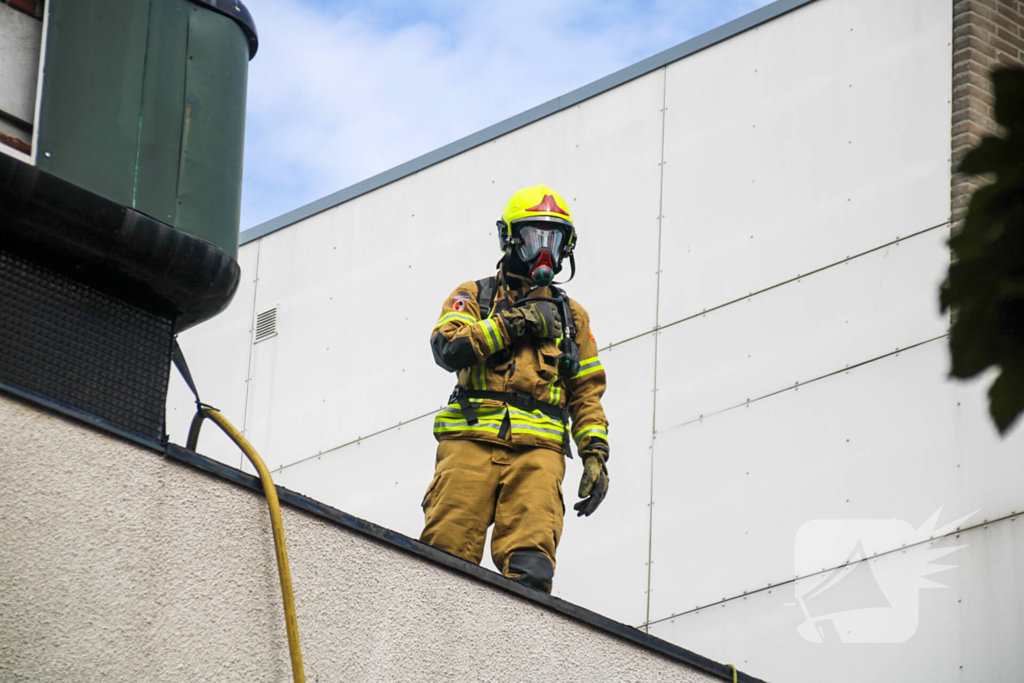 Veel rookontwikkeling bij brand op dak bij portiekwoning