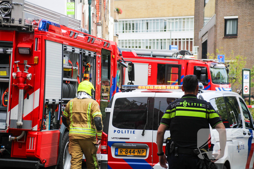 Veel rookontwikkeling bij brand op dak bij portiekwoning