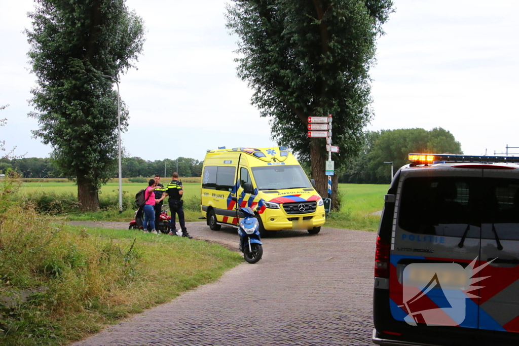 Vrouw gewond na val met scooter