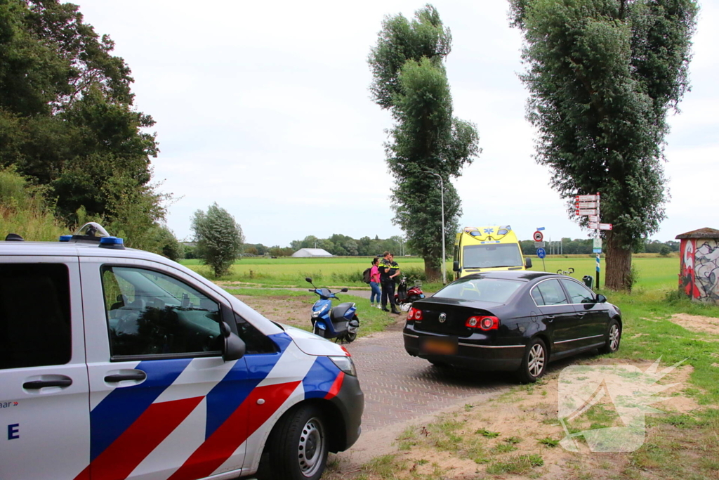 Vrouw gewond na val met scooter