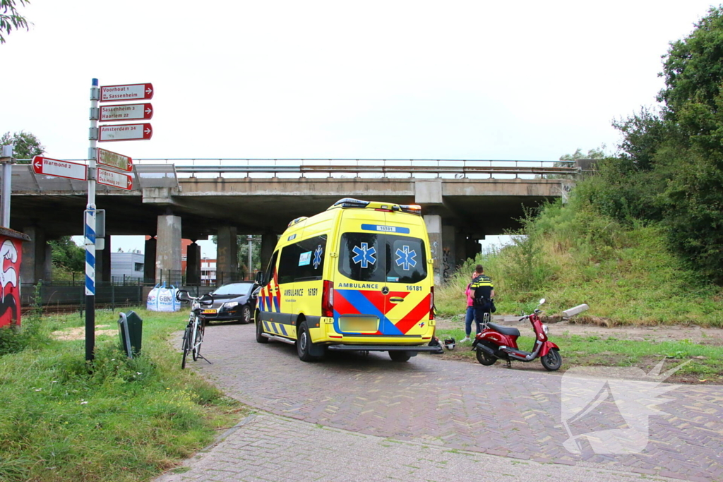 Vrouw gewond na val met scooter