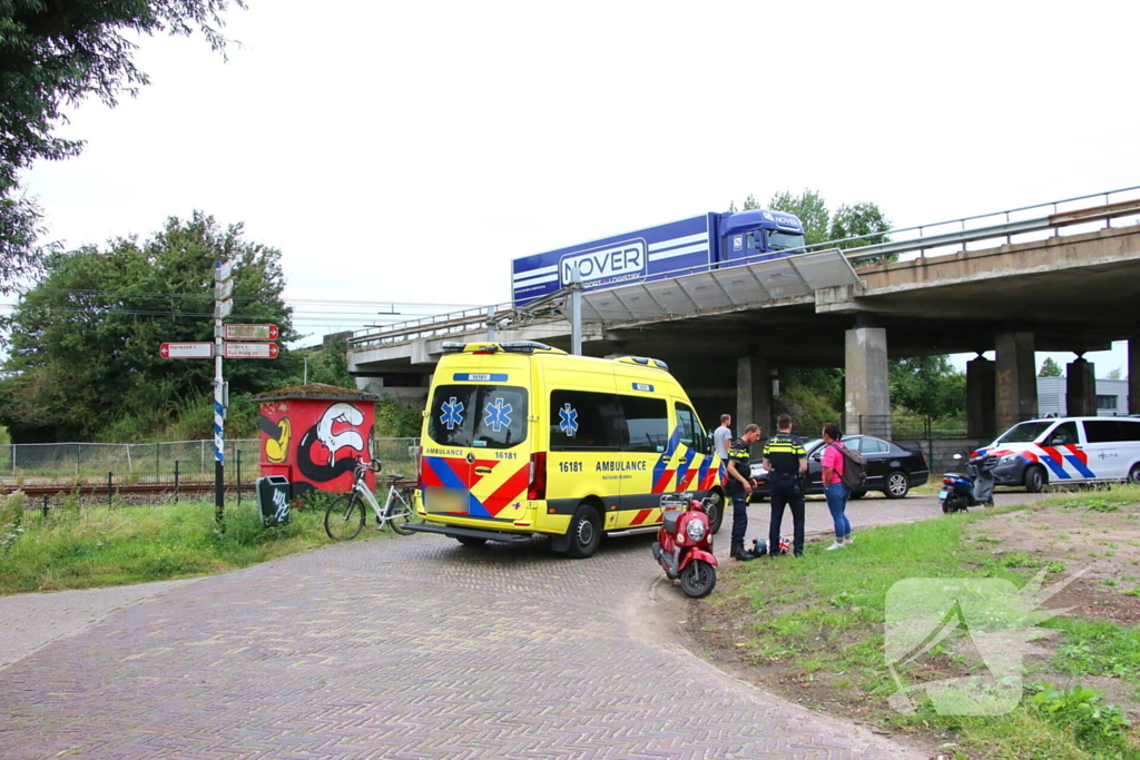 Vrouw gewond na val met scooter