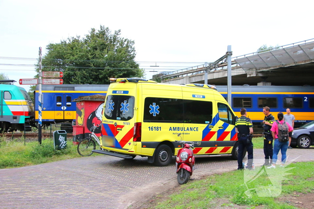 Vrouw gewond na val met scooter