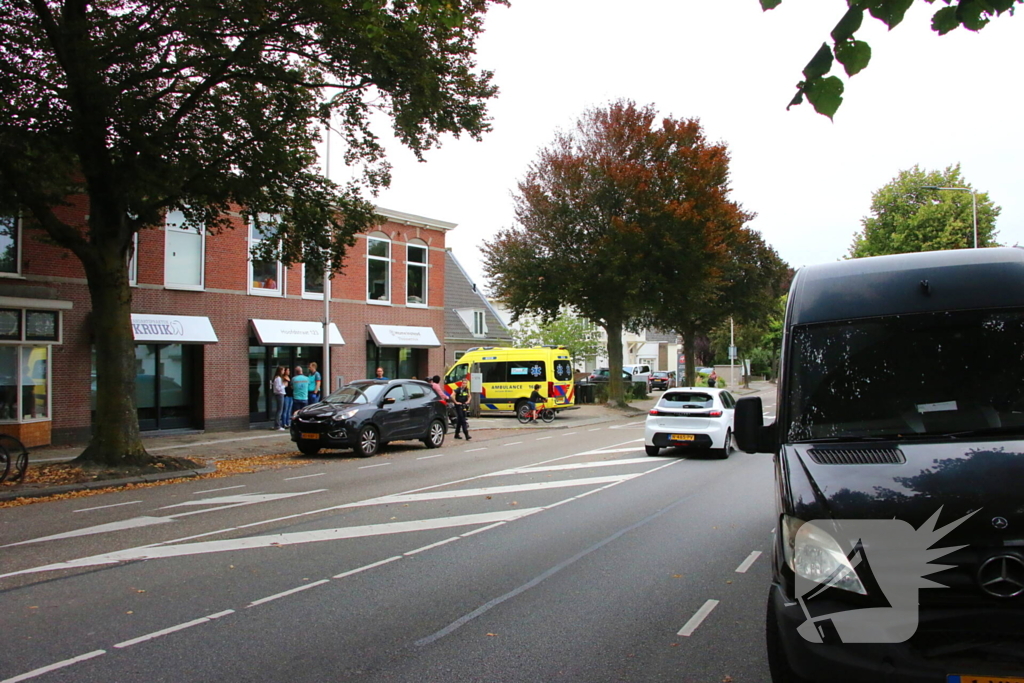 Schade na kop-staartbotsing tussen auto en bestelbus