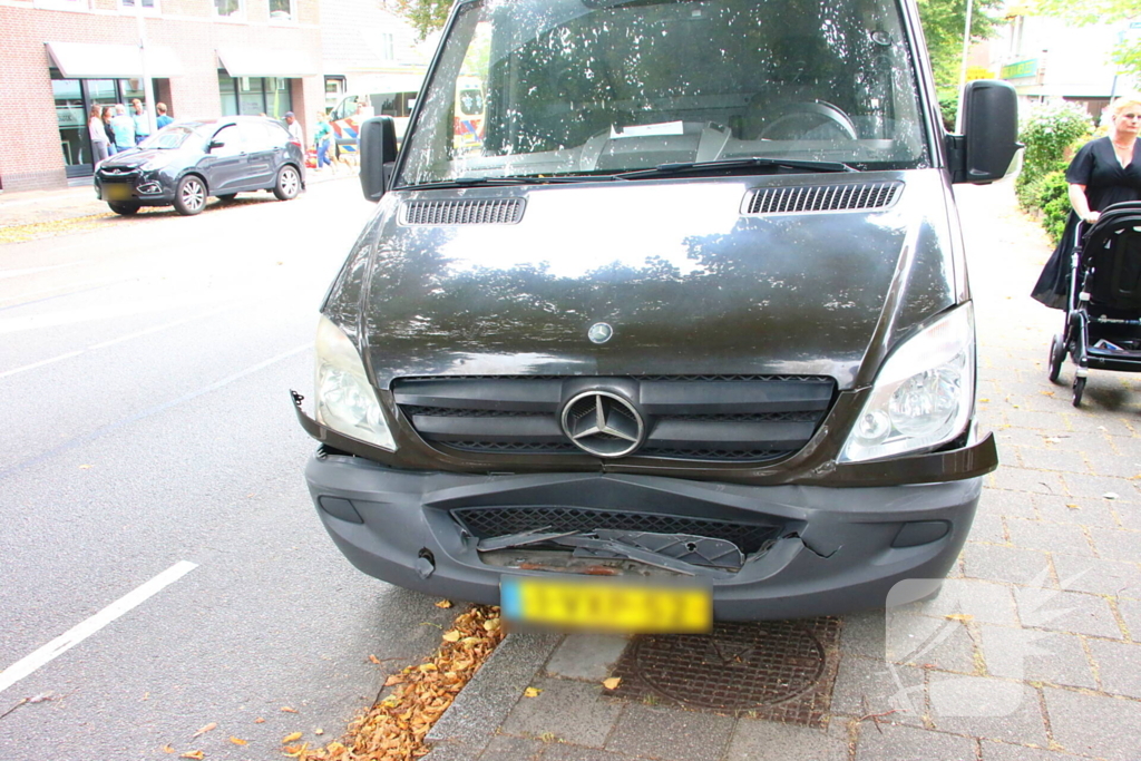 Schade na kop-staartbotsing tussen auto en bestelbus