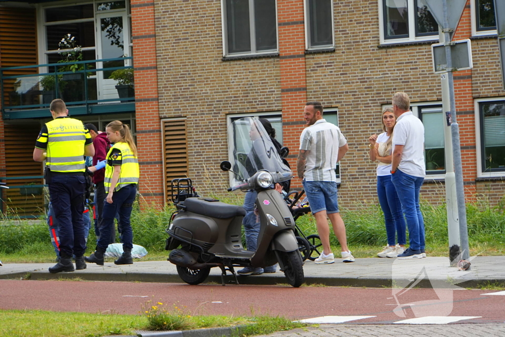 Scooterrijder komt ten val, ambulancepersoneel biedt hulp