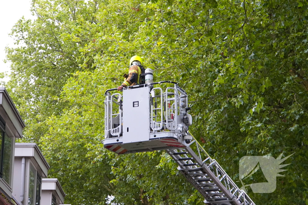 Persoon ademt rook in bij keukenbrand