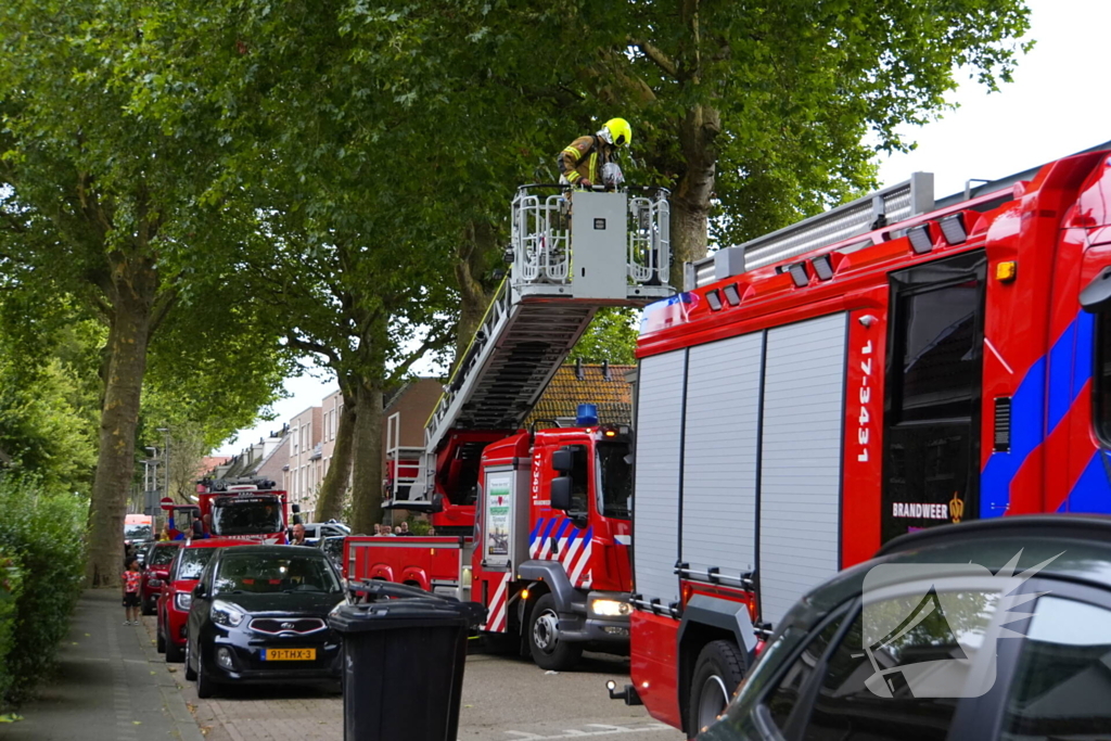 Persoon ademt rook in bij keukenbrand