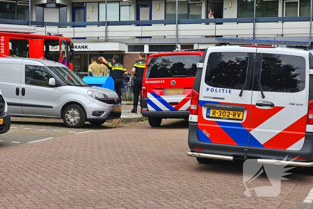 Hulpverleners halen bewoner uit woning