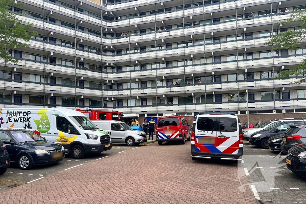 Hulpverleners halen bewoner uit woning