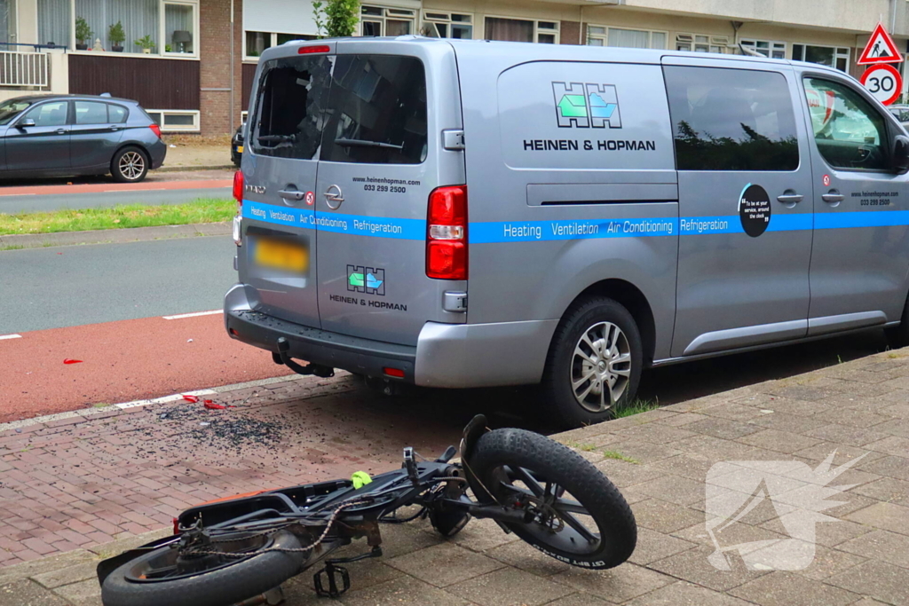 Fatbiker let niet op en klapt achterop bestelbus