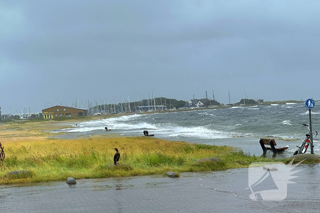 Rode vlag gehesen op strand, weercode geel afgegeven