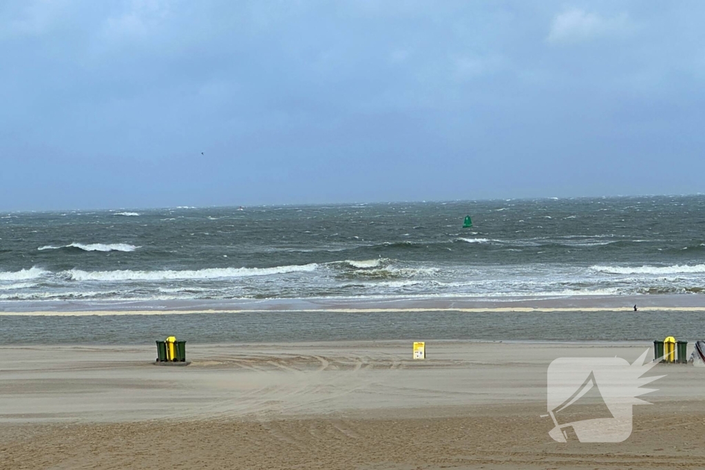 Rode vlag gehesen op strand, weercode geel afgegeven