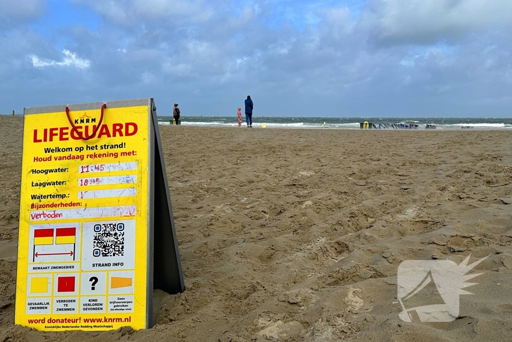 Rode vlag gehesen op strand, weercode geel afgegeven