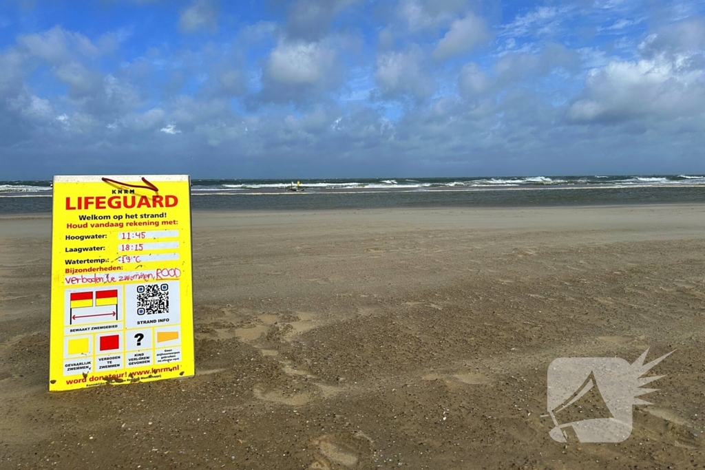 Rode vlag gehesen op strand, weercode geel afgegeven