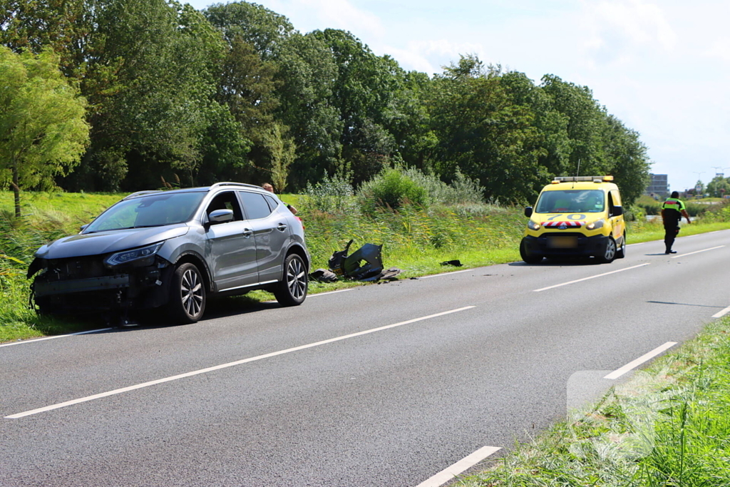 Flinke schade bij ongeval tussen dienstvoertuig en personenauto