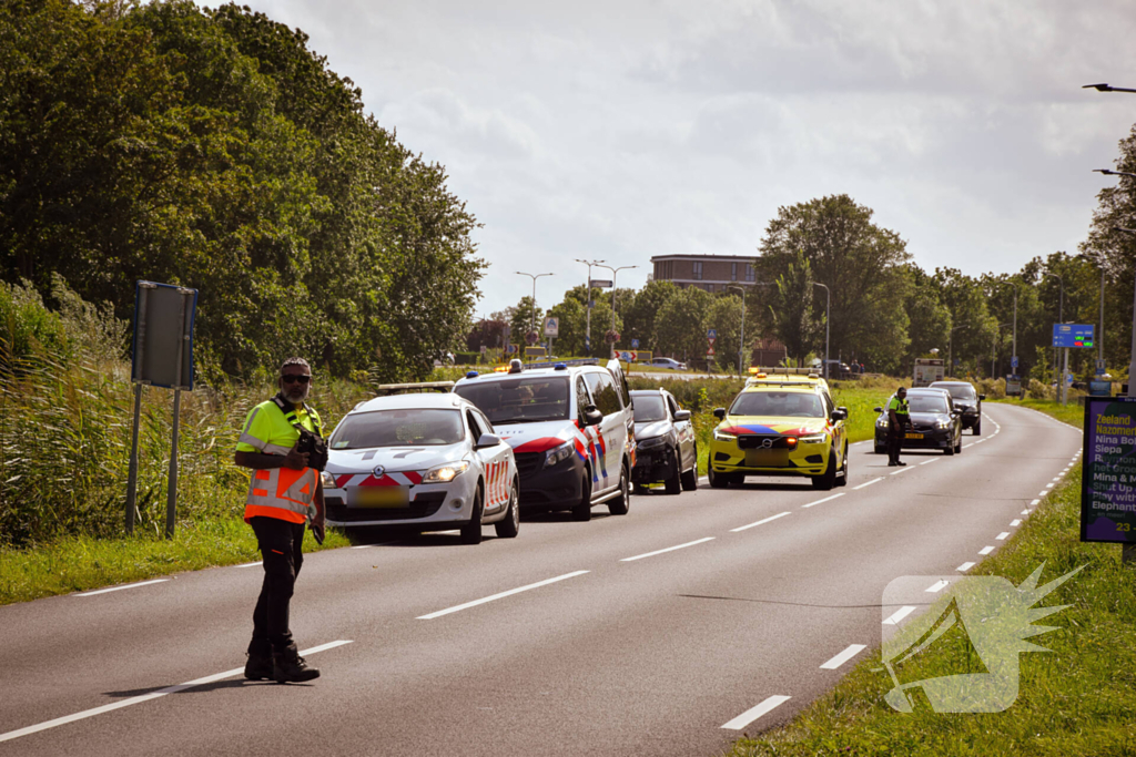 Flinke schade bij ongeval tussen dienstvoertuig en personenauto