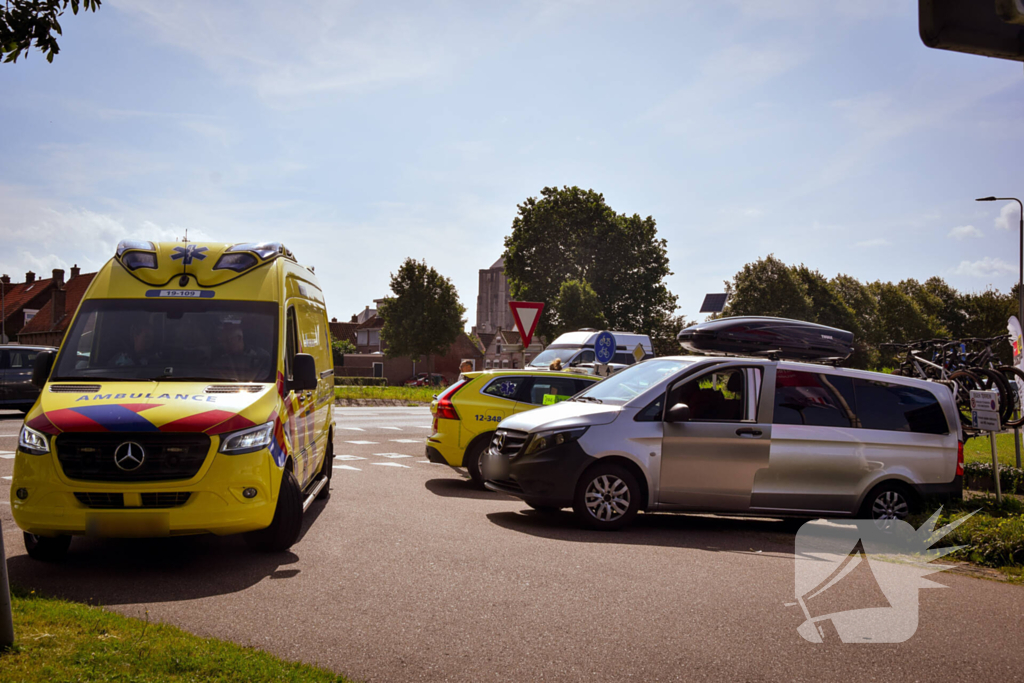 Fietser gewond bij aan met bus voor personen vervoer