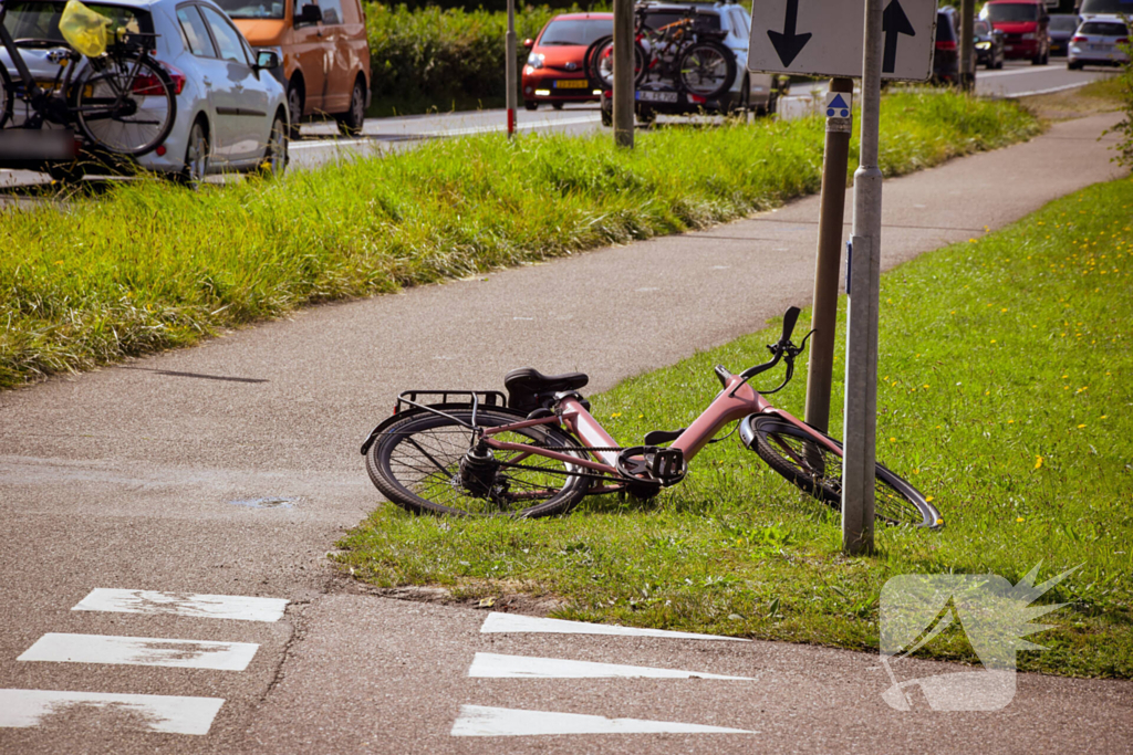 Fietser gewond bij aan met bus voor personen vervoer