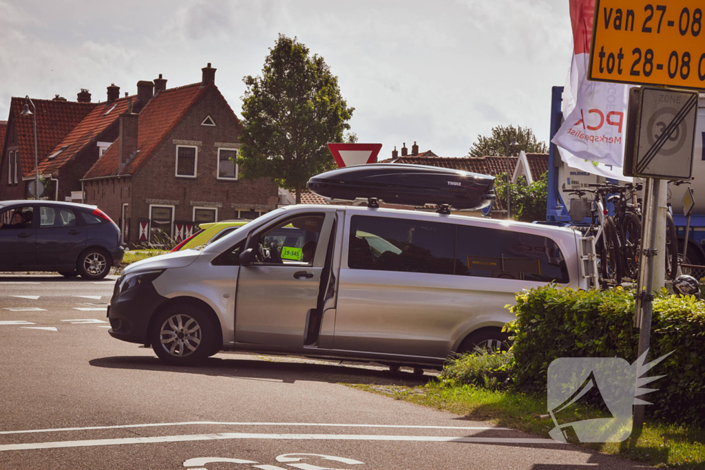 Fietser gewond bij aan met bus voor personen vervoer