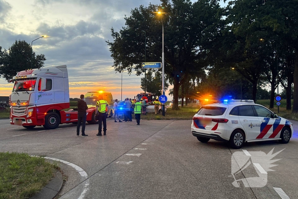 Vrachtwagen botst op personenauto