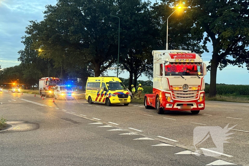 Vrachtwagen botst op personenauto