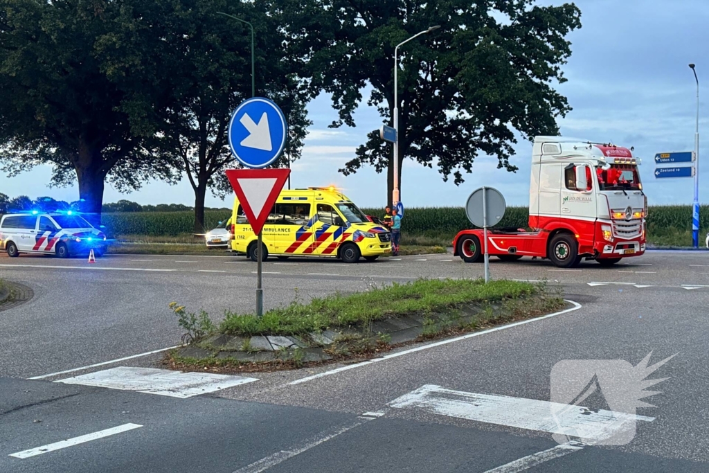 Vrachtwagen botst op personenauto