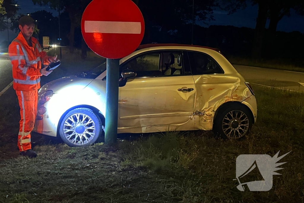 Vrachtwagen botst op personenauto